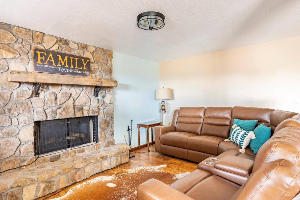 Red Rooster Family Cabin W/Hot Tub+Fire Pit+View 프랭클린 외부 사진