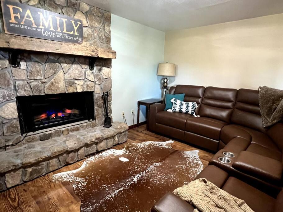 Red Rooster Family Cabin W/Hot Tub+Fire Pit+View 프랭클린 외부 사진